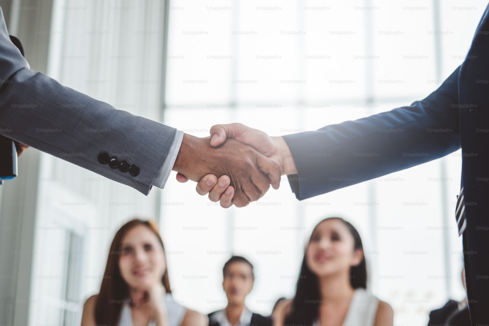 Empresários apertando as mãos para escritório de acordo, trabalho em equipe e conceito de cooperação.