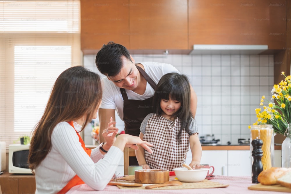 Familia asiática feliz cocinando en la cocina, con feliz y sonrisa, estilo de vida concepto de familia feliz