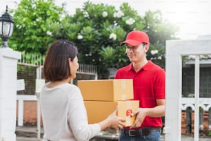 Asiatischer Zusteller liefert Kartonpaketpaket an Kunden nach Hause, Versandzustellkonzept