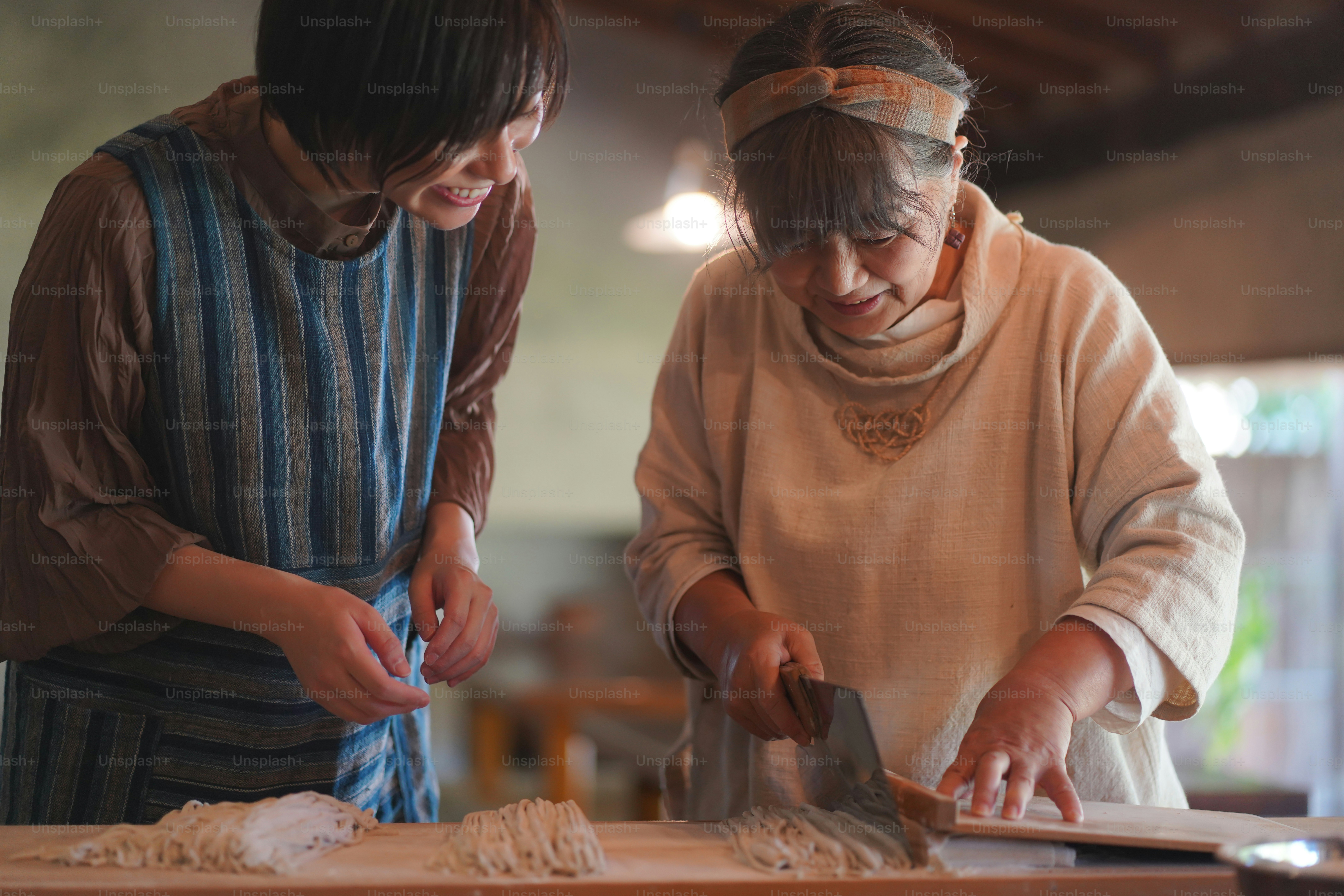 Wanita membuat mie soba