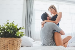 Amante di coppia felice sul letto, abbraccio e bacio in tempo romantico, amore, sesso e concetto appassionato.