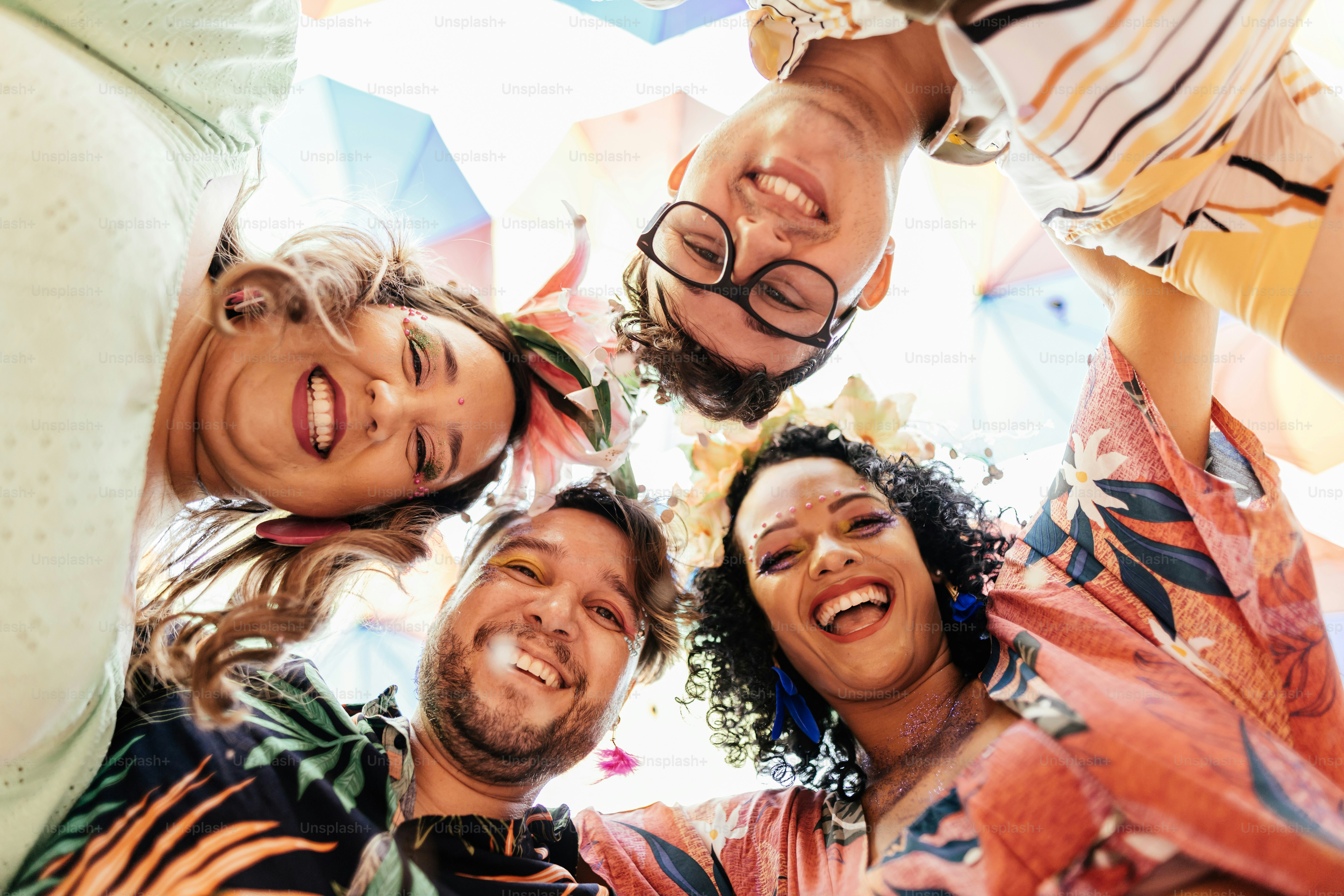 Brasilianischer Karneval. Gruppe von Brasilianern amüsiert sich im Karnevalsblock