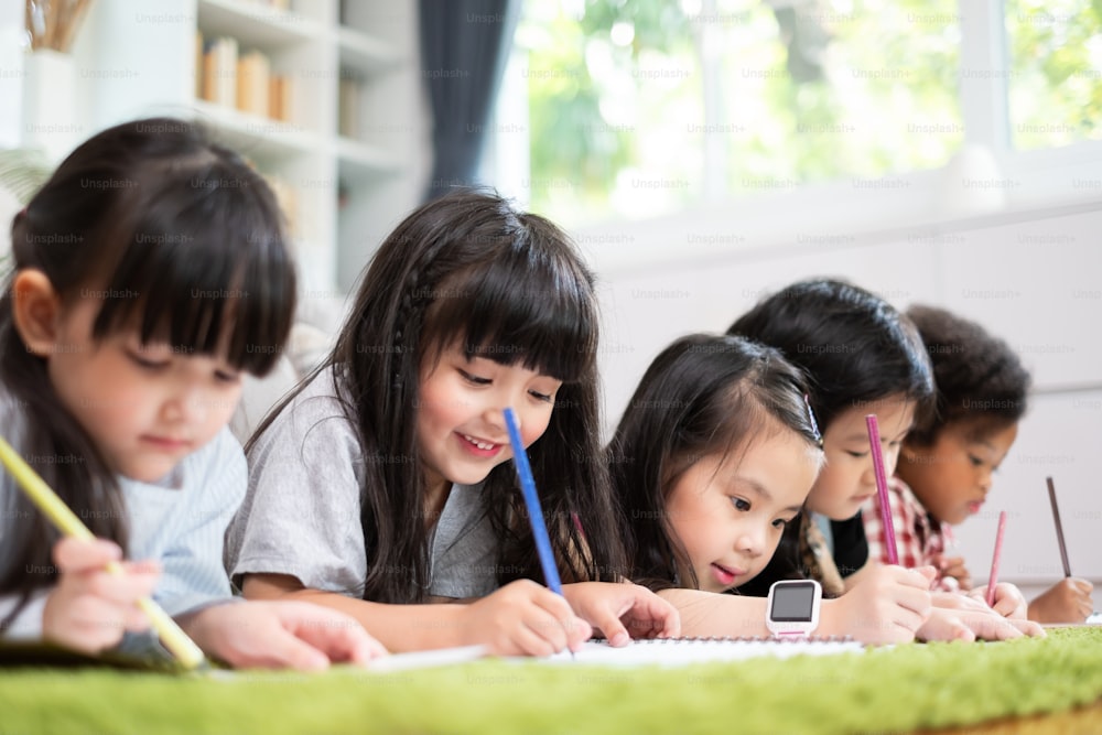 그룹 다양성 집에서 공부하는 귀여운 아이들, 어린이 교육 개념