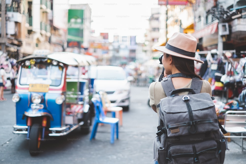 Viaggiatore asiatico/turista che cammina e viaggia in Khao San rd. walk street, Bangkok, Thailandia