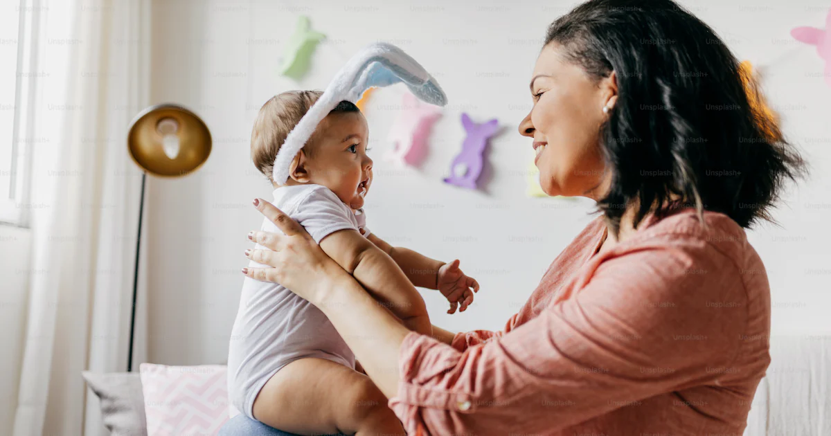 Foto zum Thema Mother and her baby celebrating Easter at home – Bild zu ...