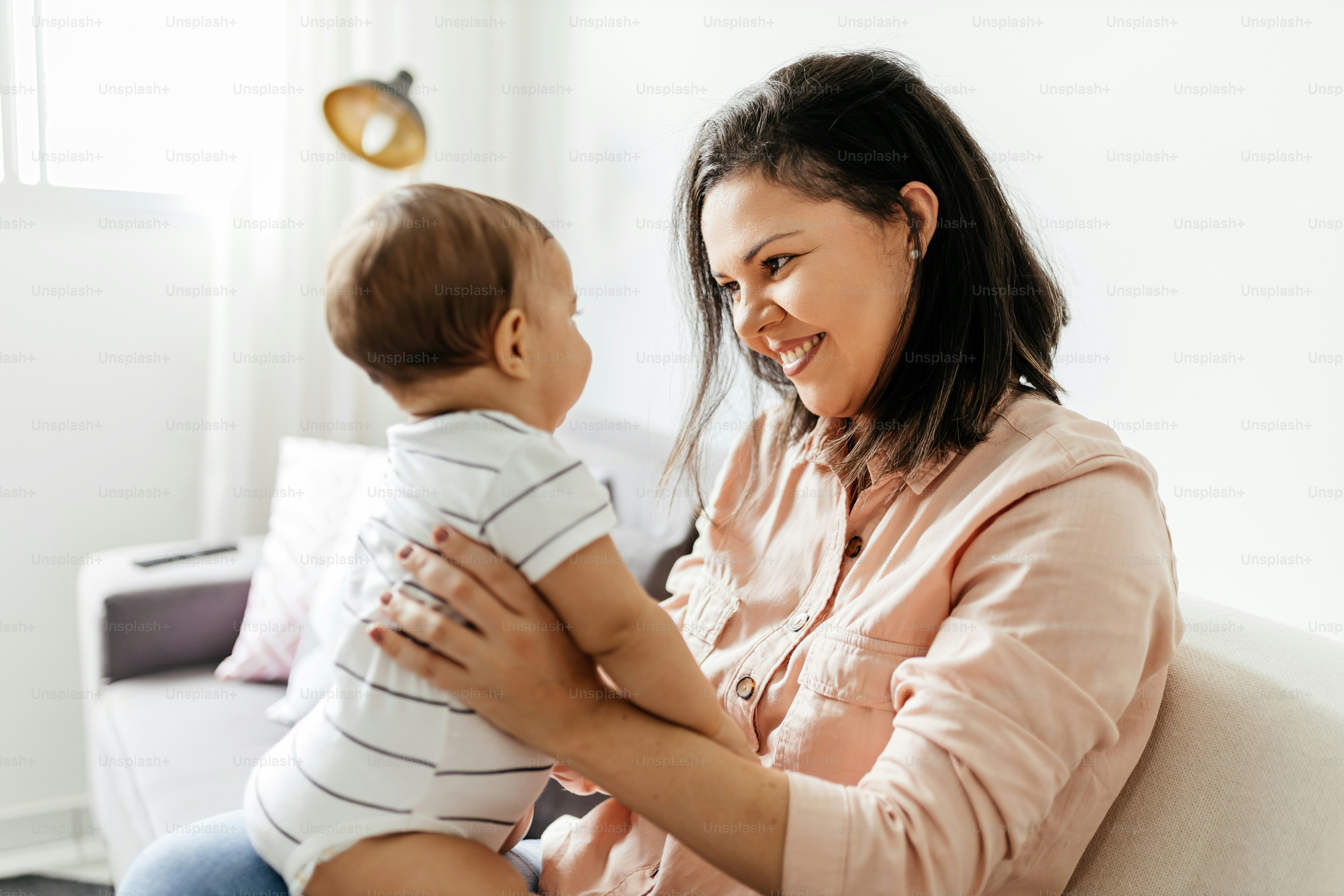 Foto Madre y su hijo pequeño jugando en casa – Alegría Imagen en Unsplash