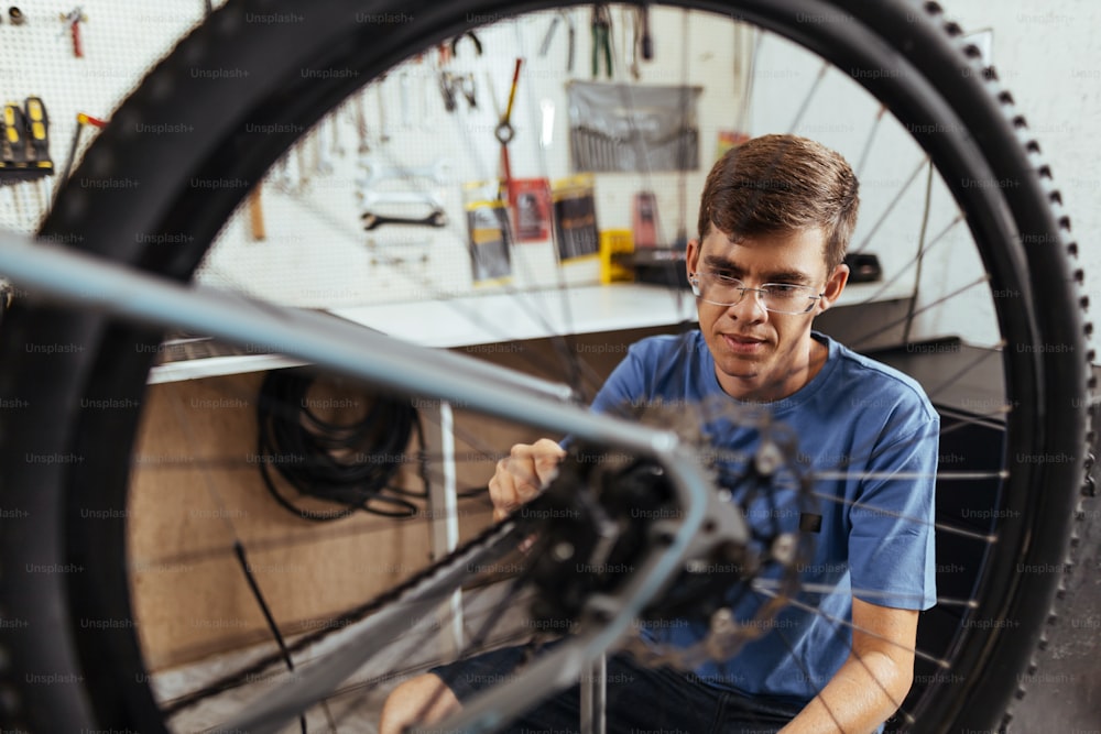 Un hombre que trabaja en un taller de reparación de bicicletas