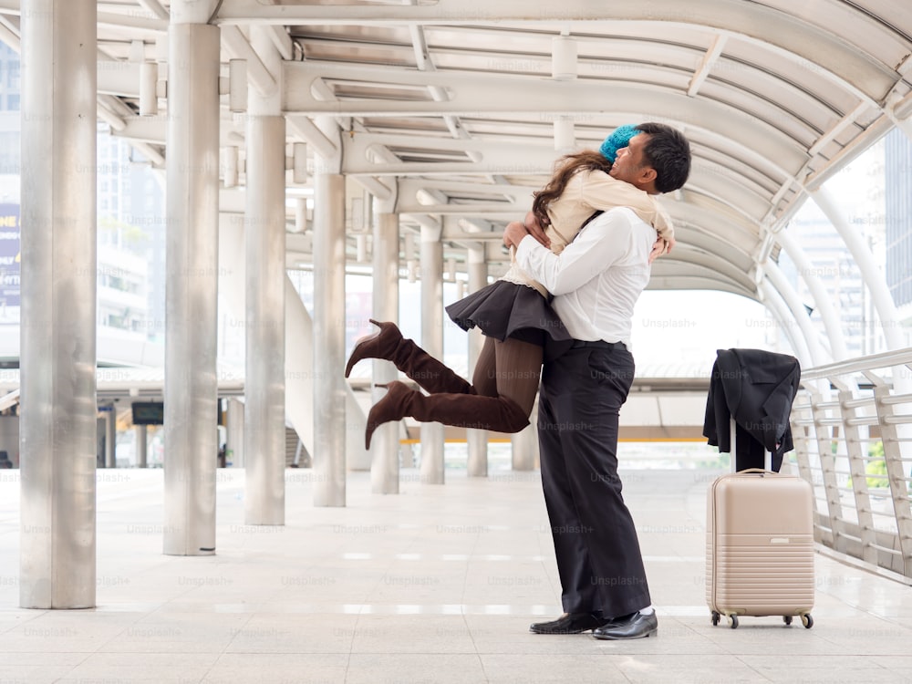 Mujer viajera con bolso, equipaje, maleta llegada al aeropuerto durante el viaje, viaje decir adiós y abrazar a su marido