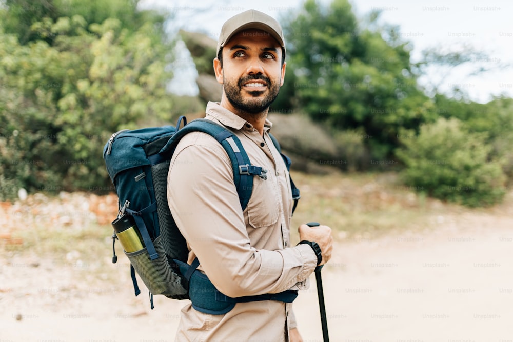 Homem caminhando com mochila e bastões de trekking na Caatinga Brasileira