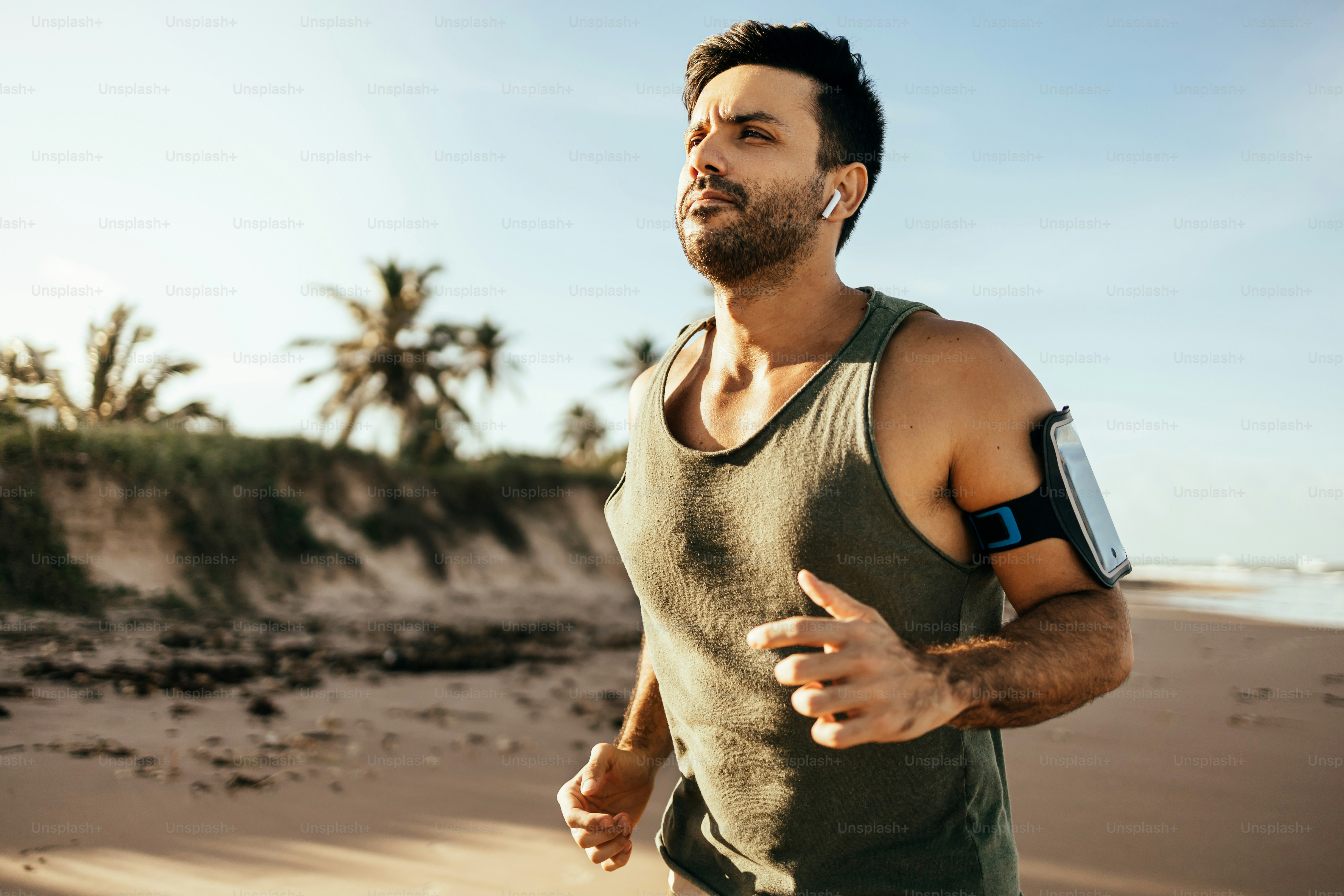 Hombre atlético corriendo en la playa. Deporte, fitness y estilo de ...
