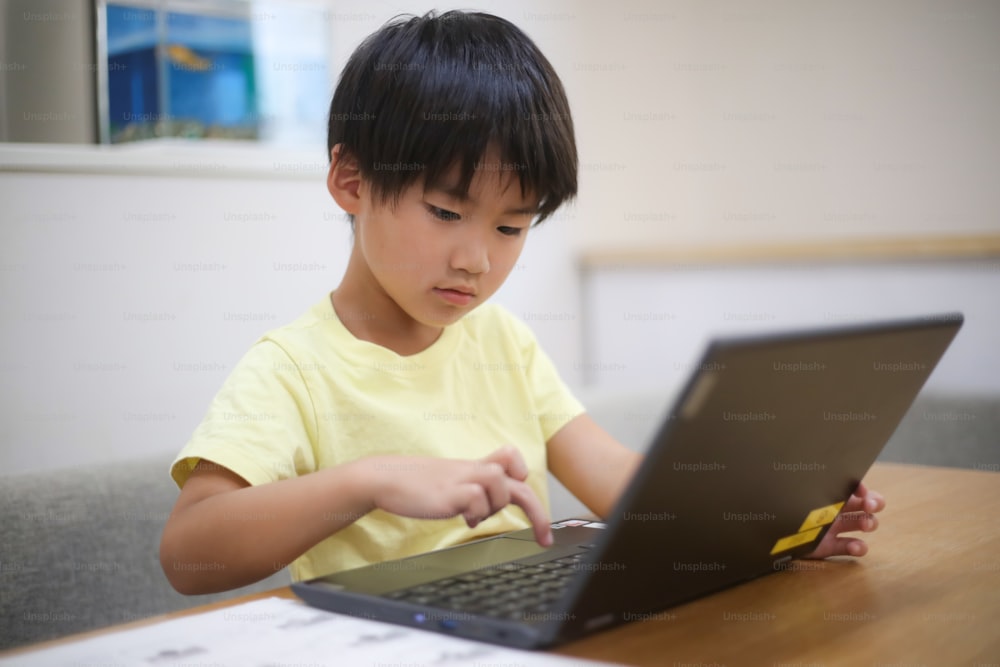 menino usando um computador