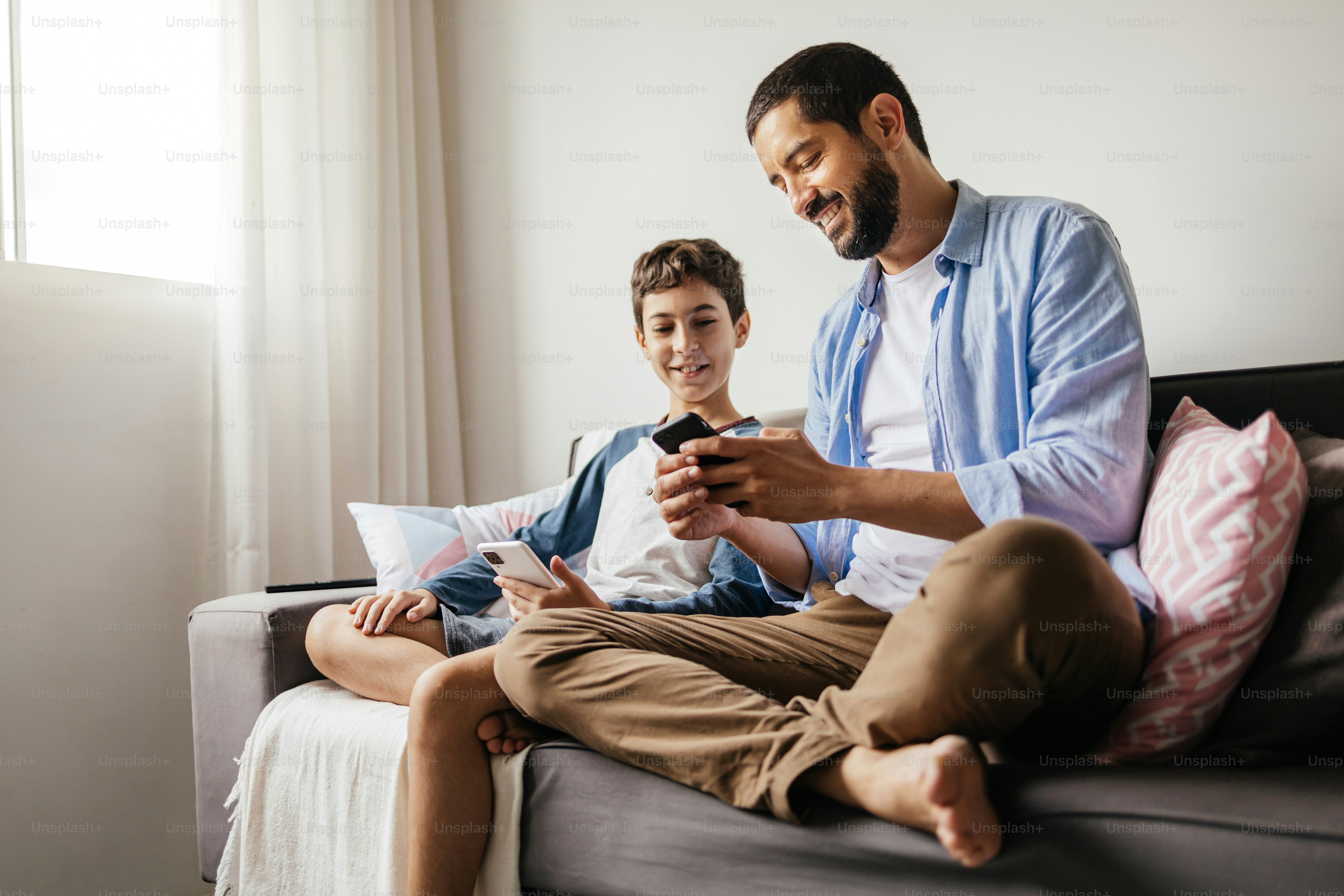 Padre y su hijo adolescente pasando tiempo juntos en casa.