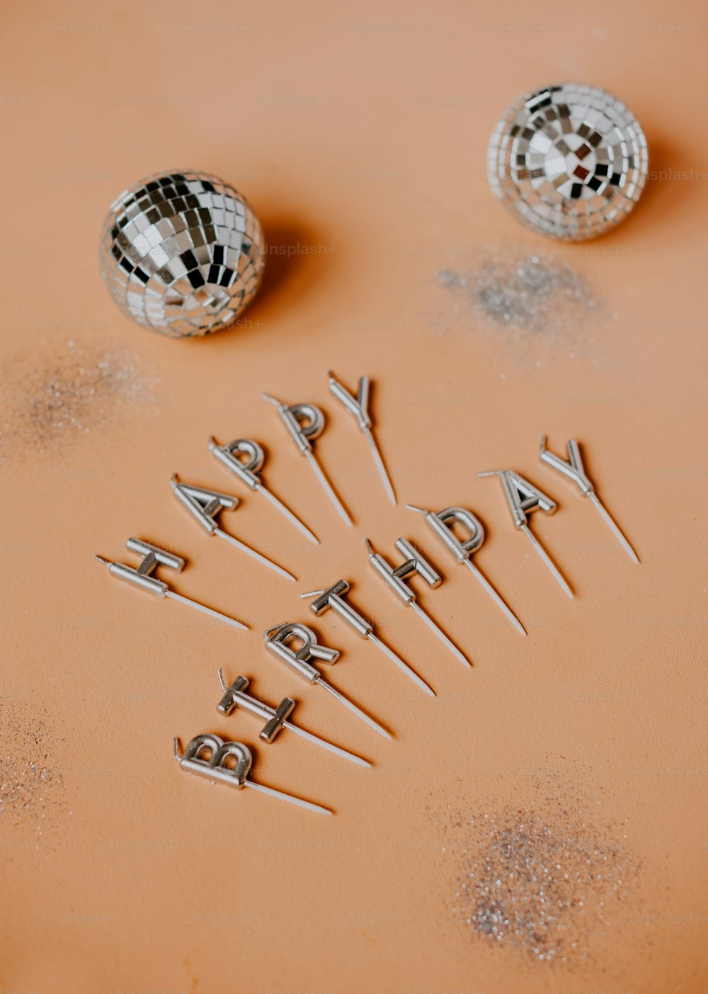 디스코 볼과 생일 축하 글이 적힌 생일 케이크