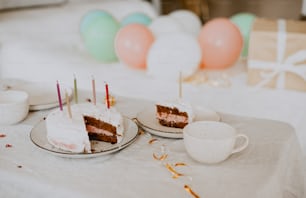 uma mesa coberta com duas fatias de bolo