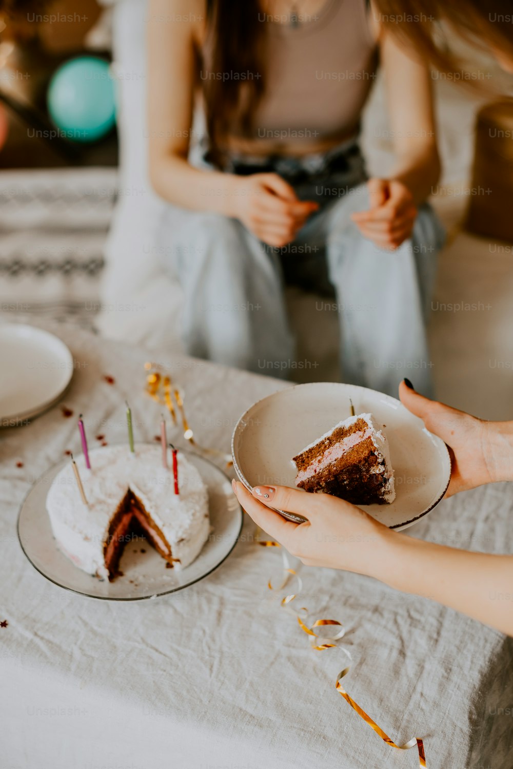Une femme tenant un morceau de gâteau sur une assiette