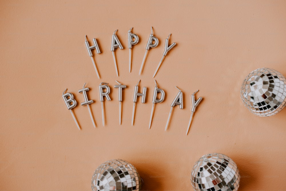 Uma mensagem de feliz aniversário feita de bolas de discoteca