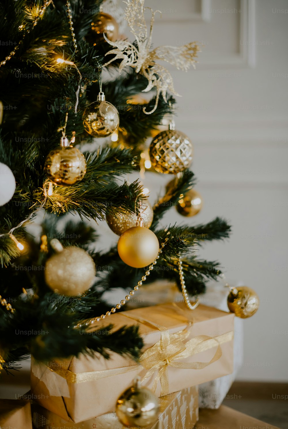 Un pequeño árbol de Navidad con regalos debajo
