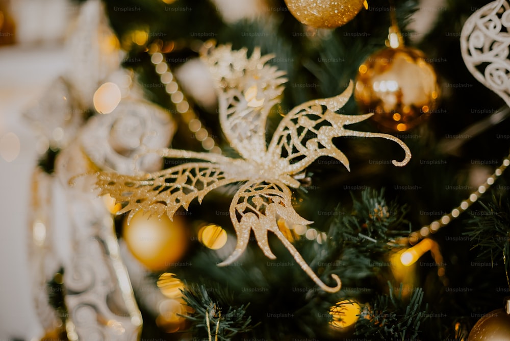 um close up de uma árvore de Natal com enfeites