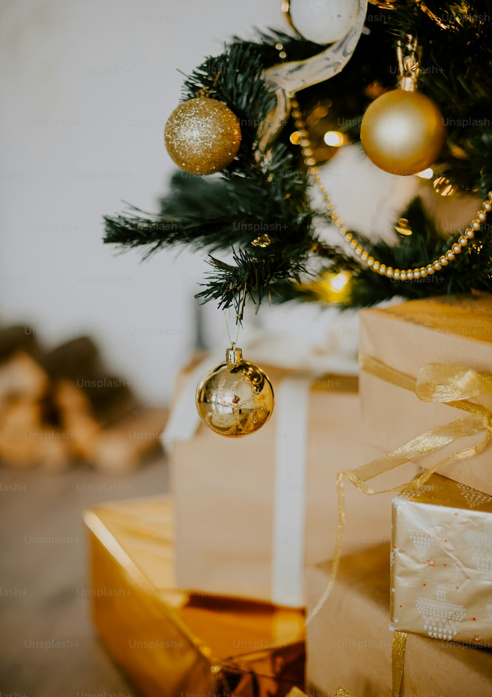 Un albero di Natale con regali sotto di esso