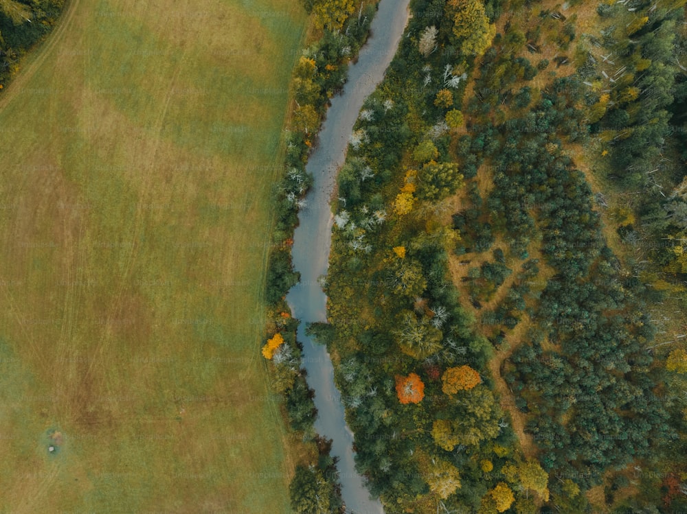 Eine Luftaufnahme eines Golfplatzes, durch den ein Fluss fließt