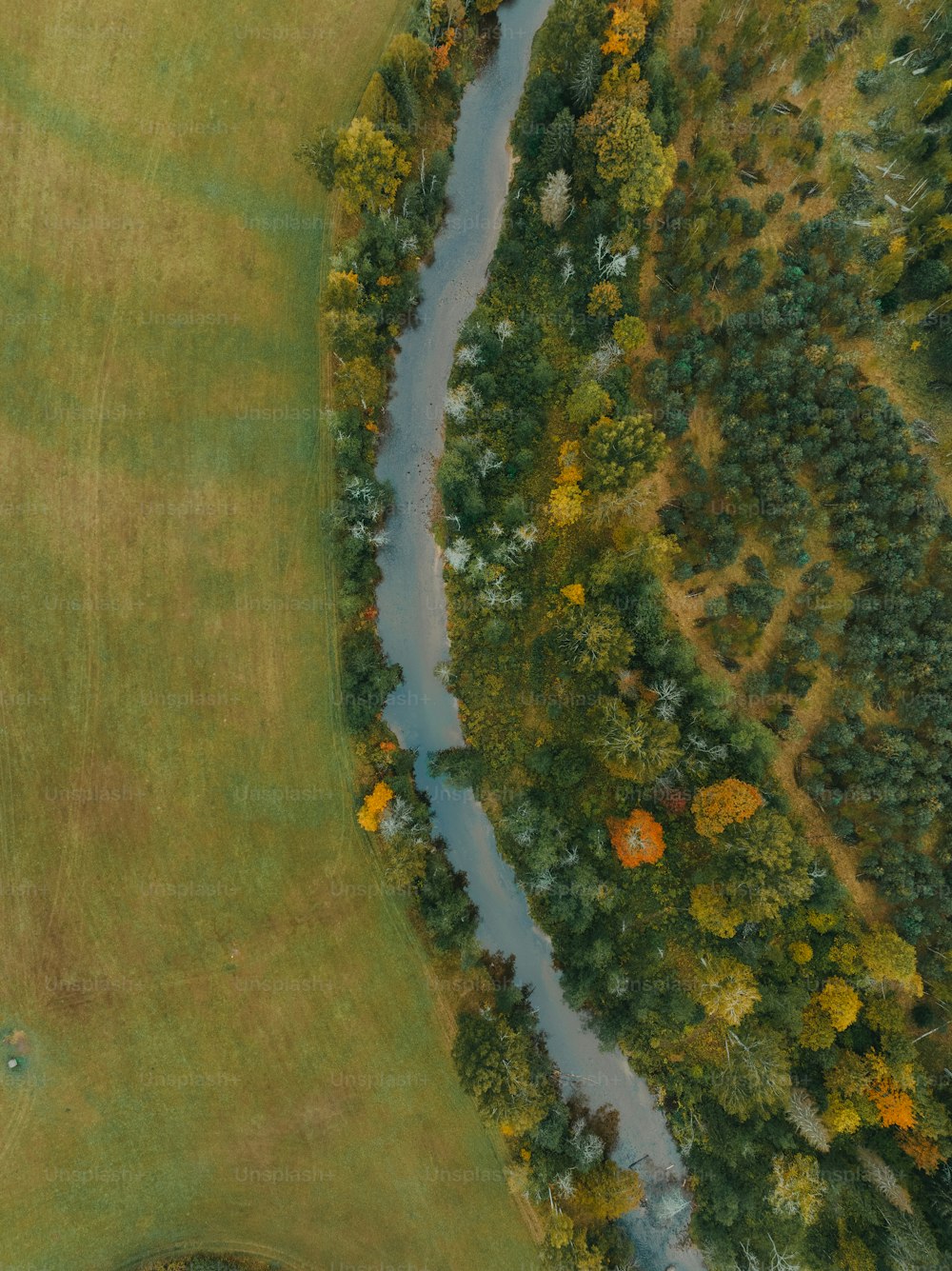une vue aérienne d’un terrain de golf traversé par une rivière