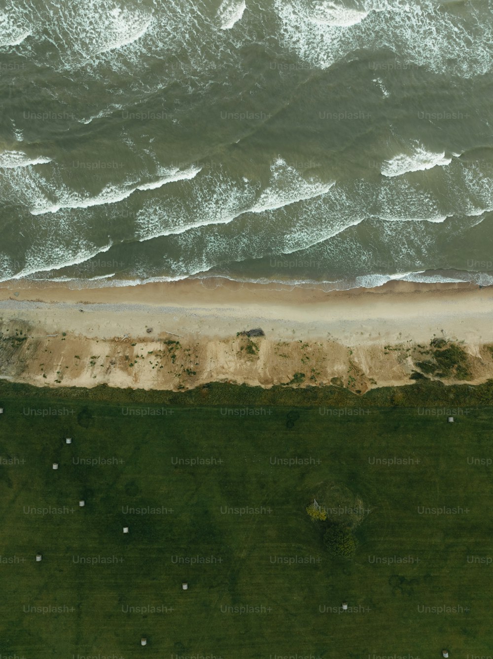 Una vista aérea de una playa y el océano