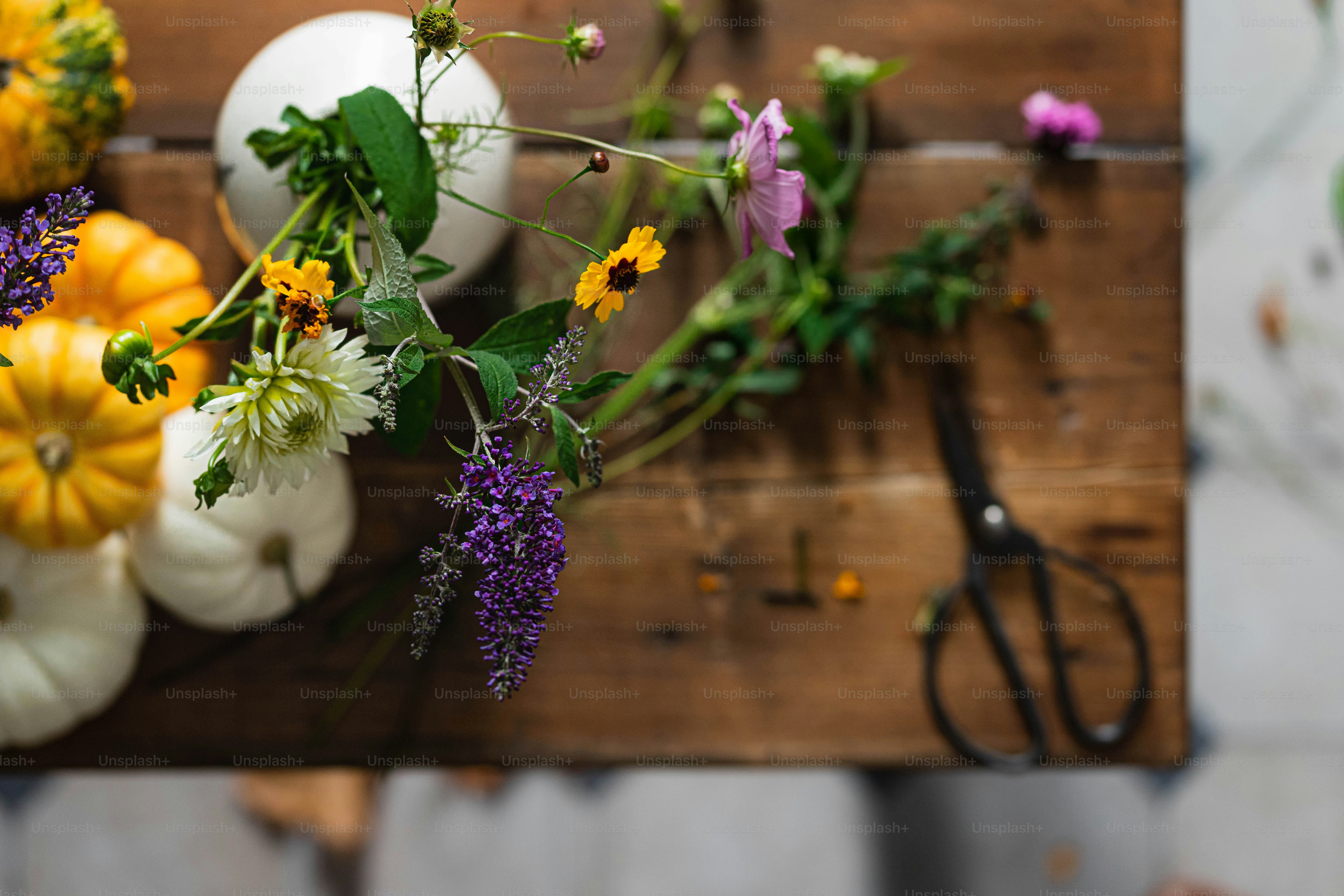 um ramo de flores que estão sentados em uma mesa