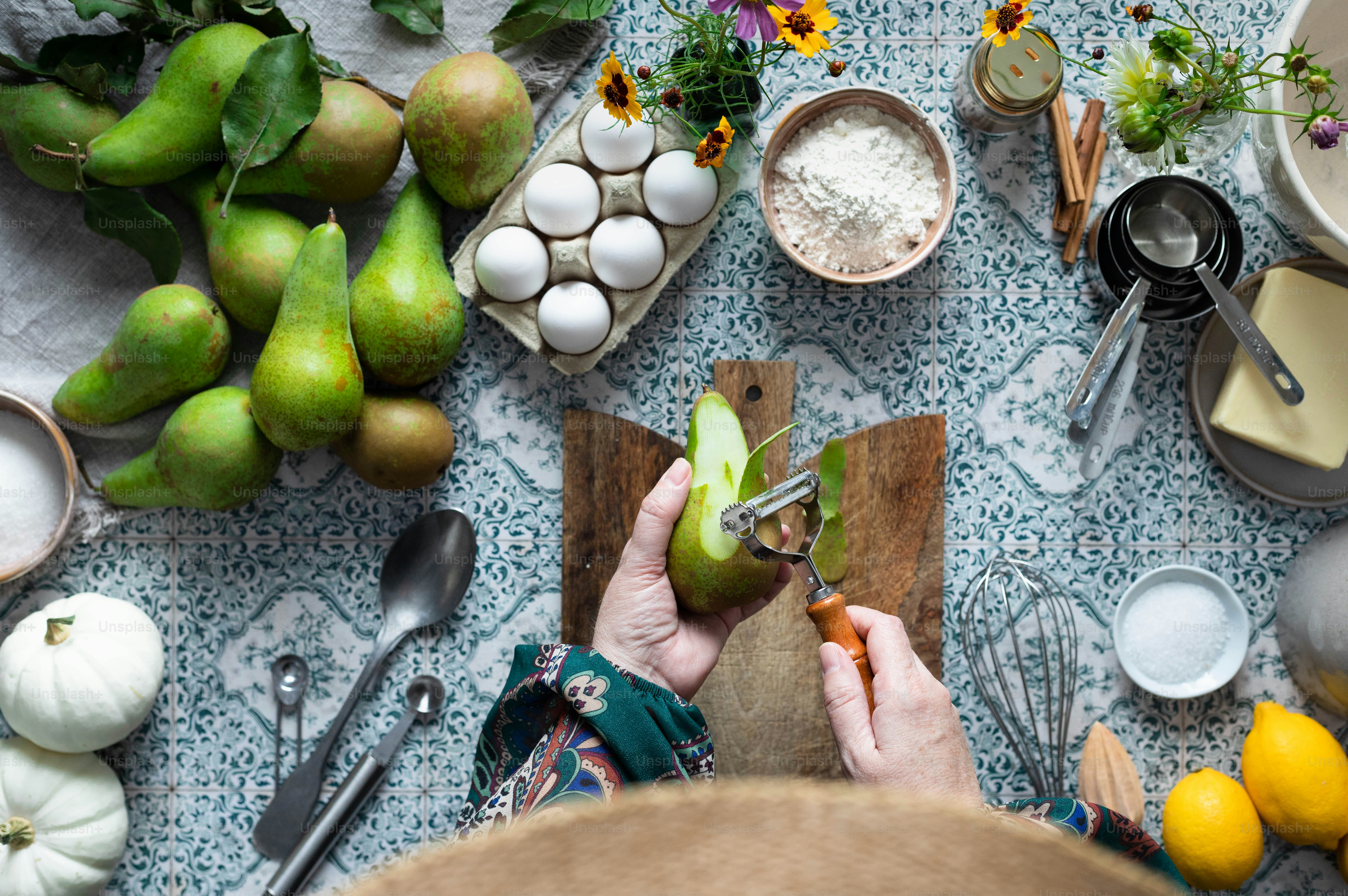 Una persona che taglia una mela su un tagliere