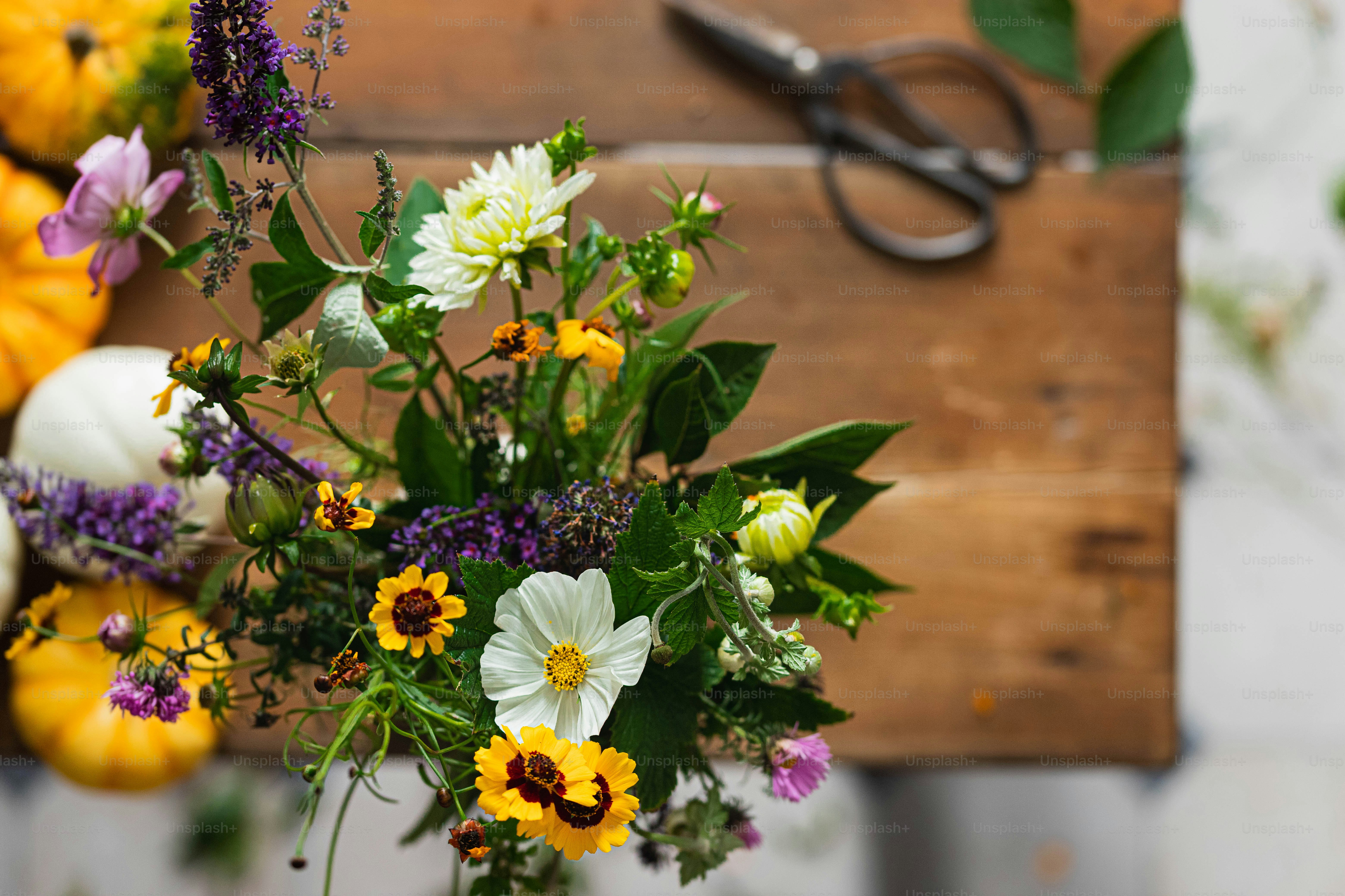 um ramo de flores que estão sentados em uma mesa