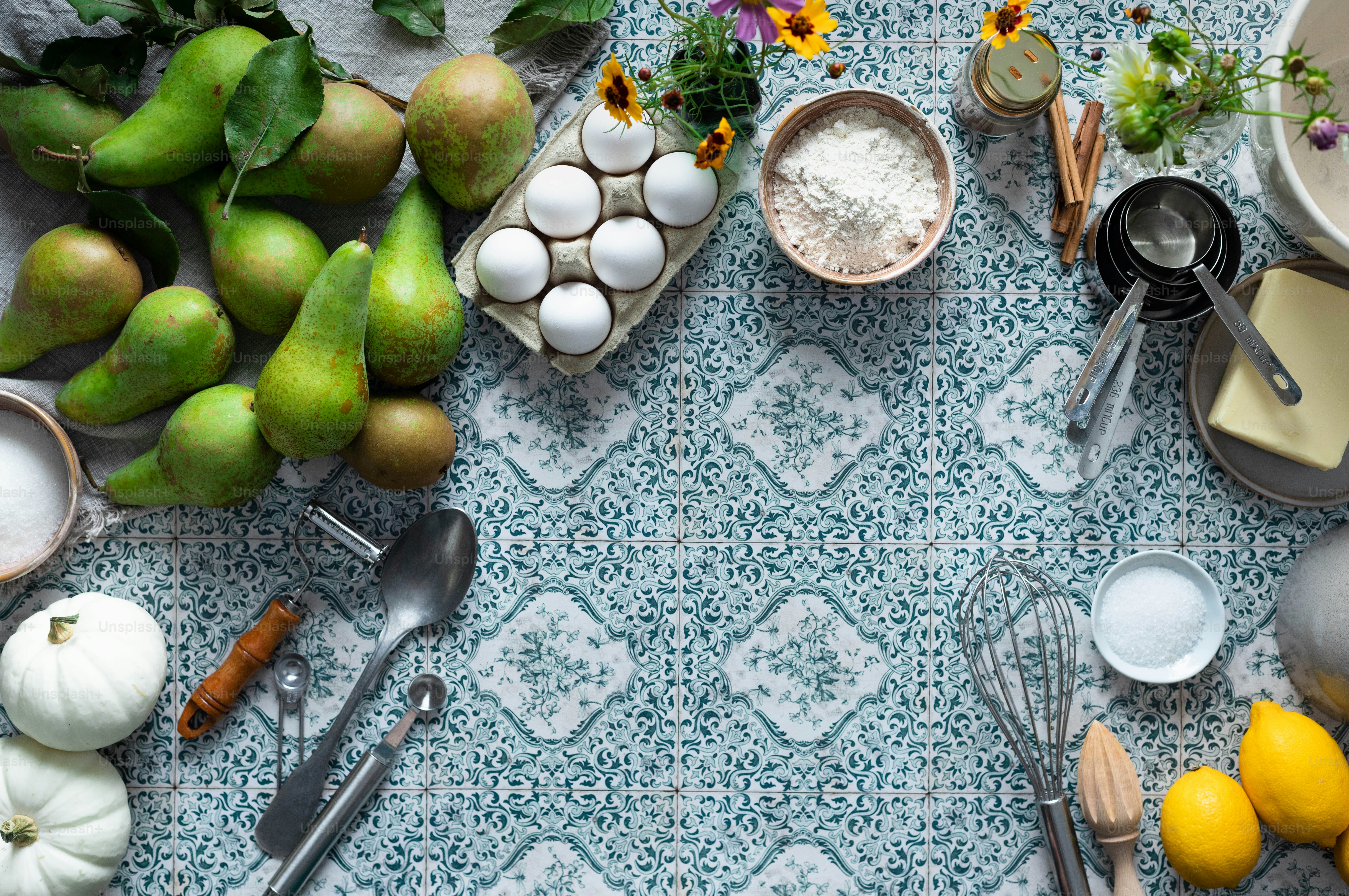 Un tavolo sormontato da molti diversi tipi di cibo