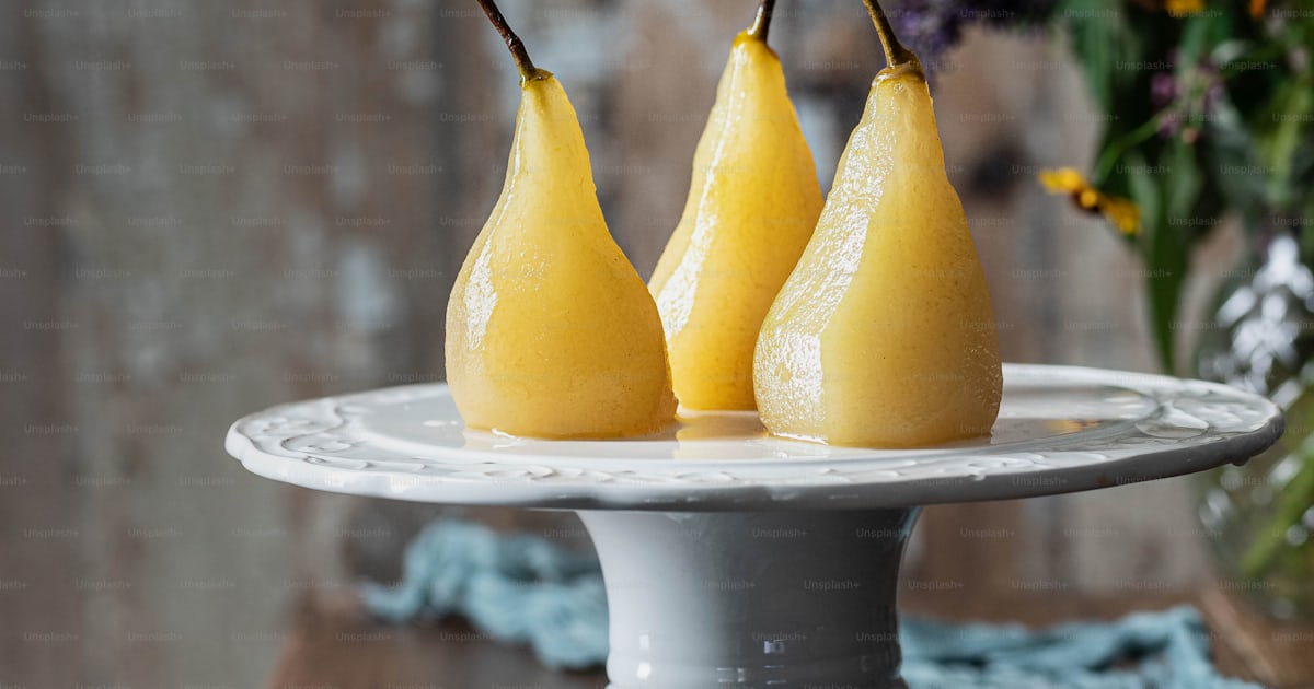 花瓶の隣の白い皿に3つの梨の写真 梨 Unsplashの写真