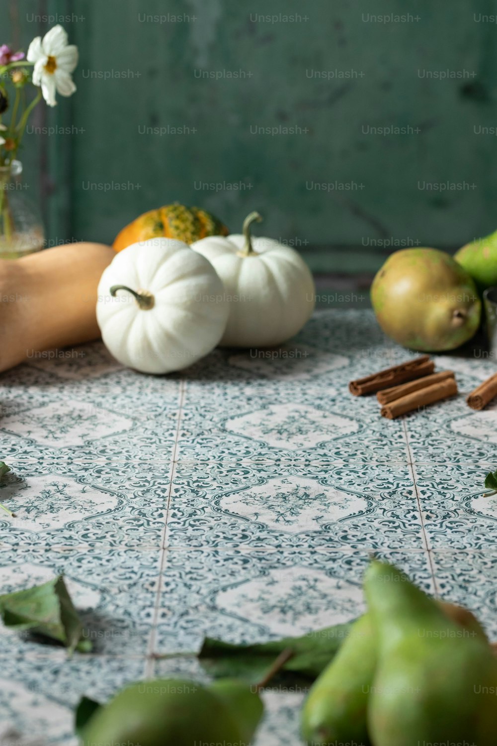 uma mesa coberta com diferentes tipos de frutas e legumes