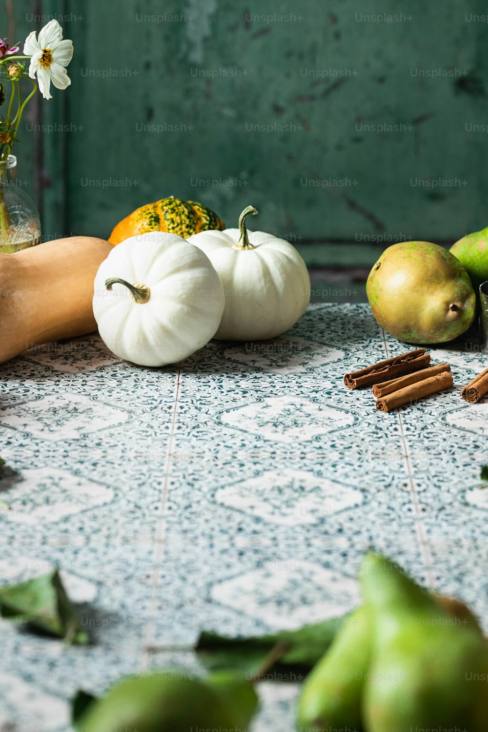 une table surmontée de différents types de fruits et légumes