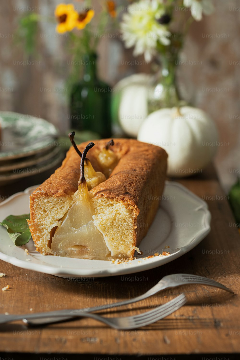 Un pedazo de pastel sentado encima de un plato blanco