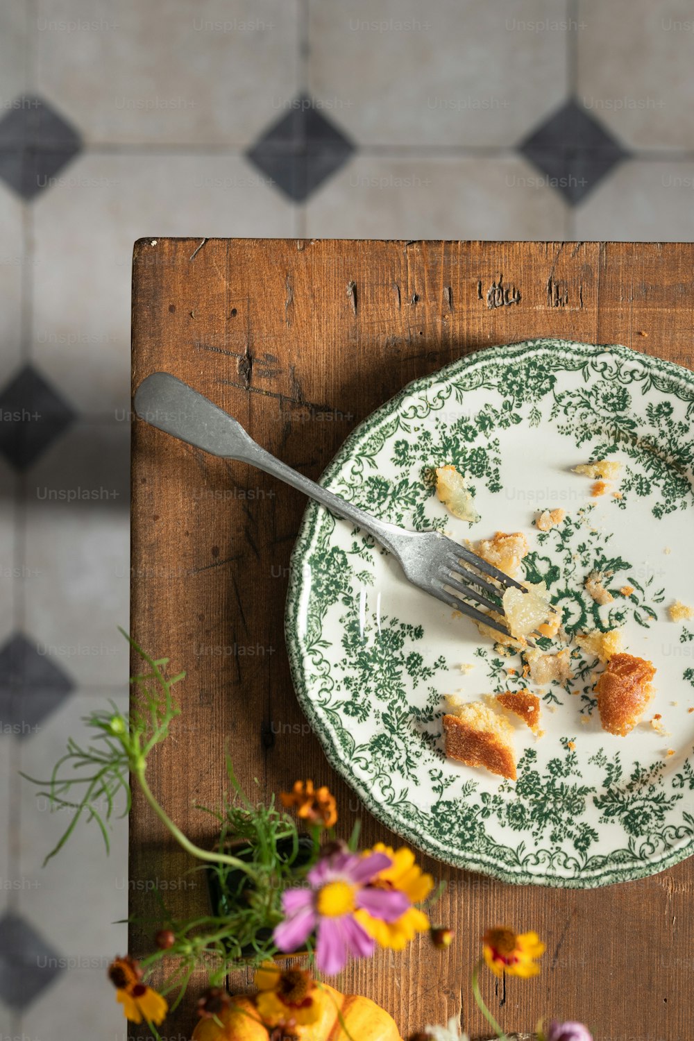 une assiette de nourriture avec une fourchette dedans