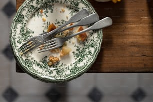 un piatto con una forchetta e una ciotola di cibo
