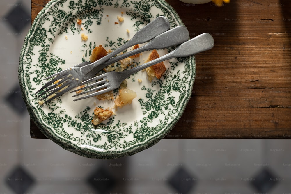 un plato con un tenedor y un tazón de comida