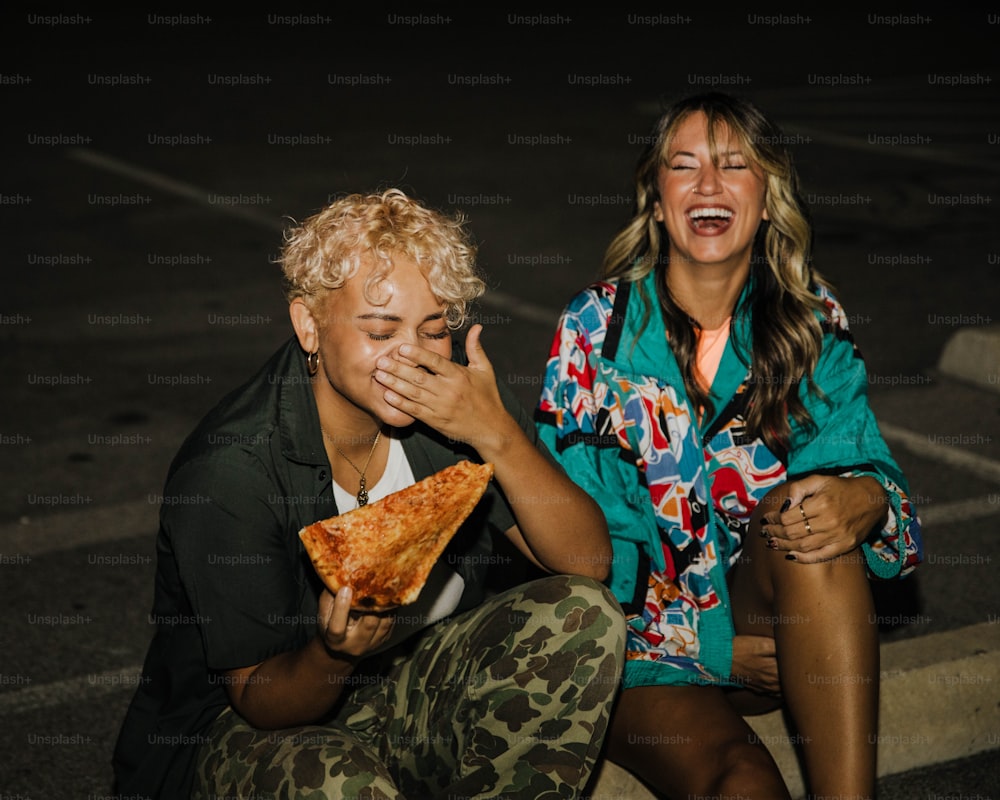 um homem e uma mulher comendo uma fatia de pizza