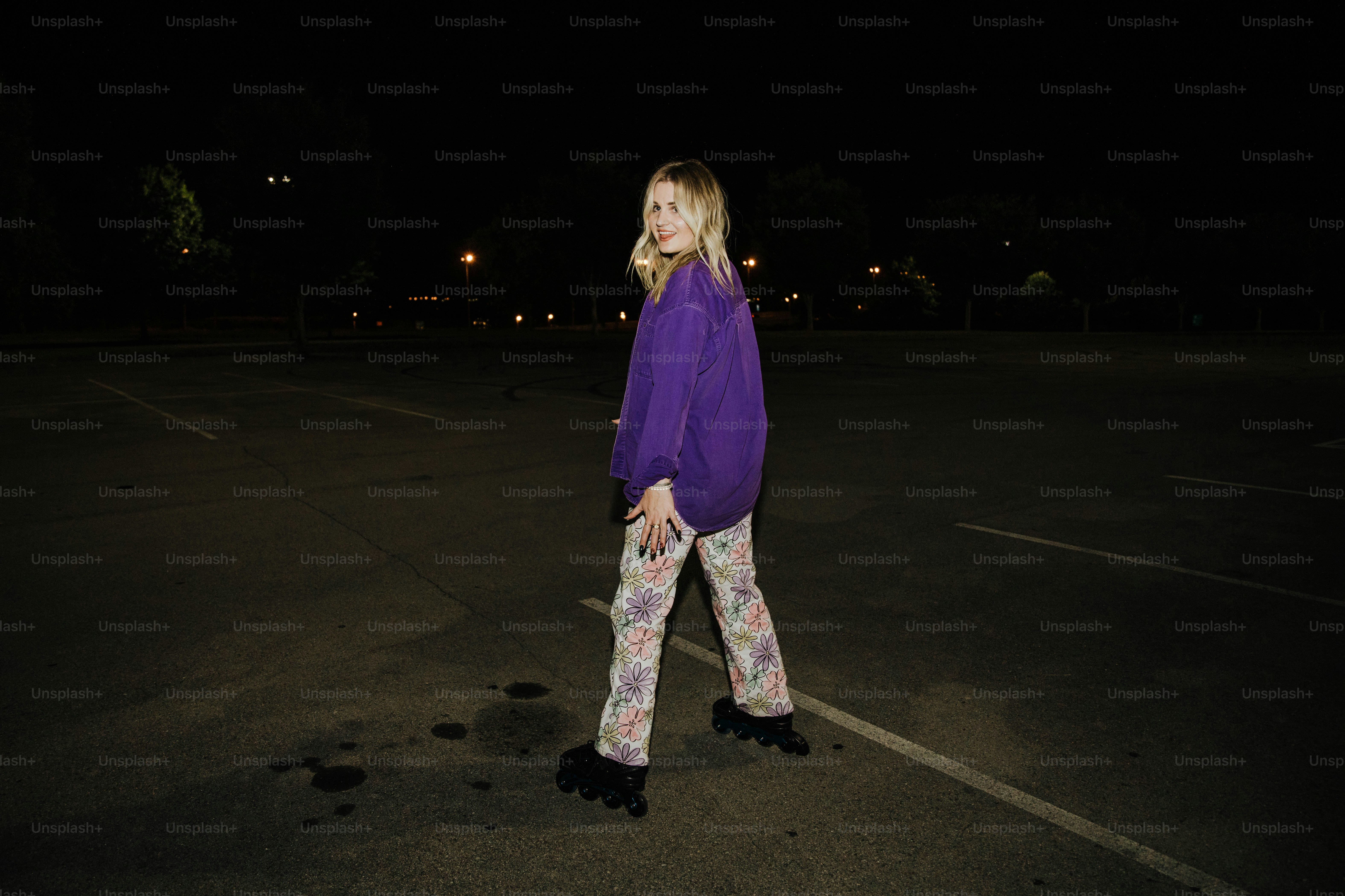 Una donna che cammina in un parcheggio di notte