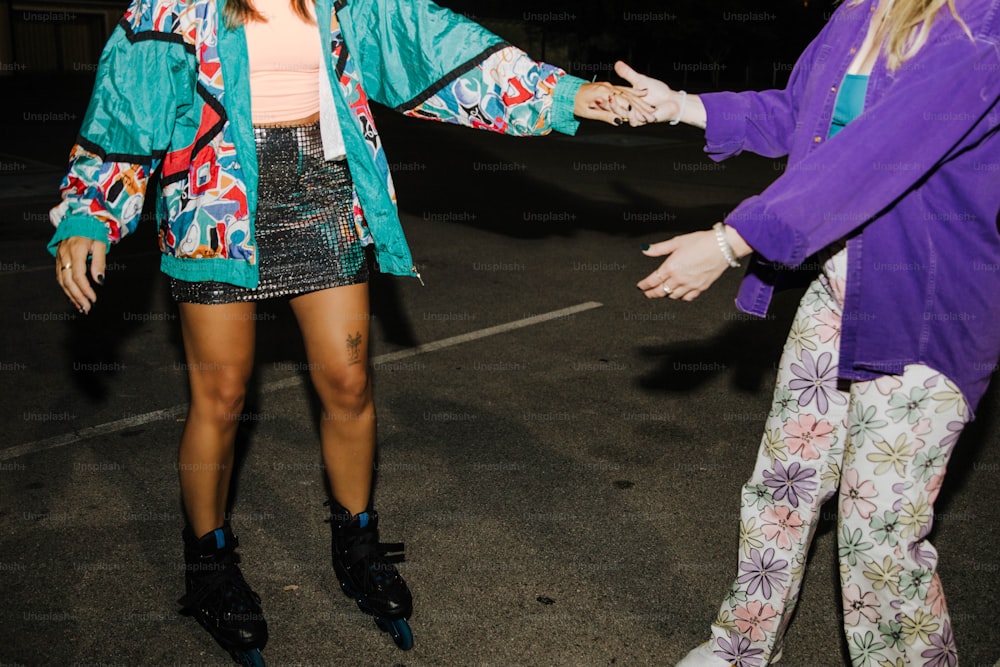 uma mulher com uma jaqueta colorida está apertando a mão de outra mulher