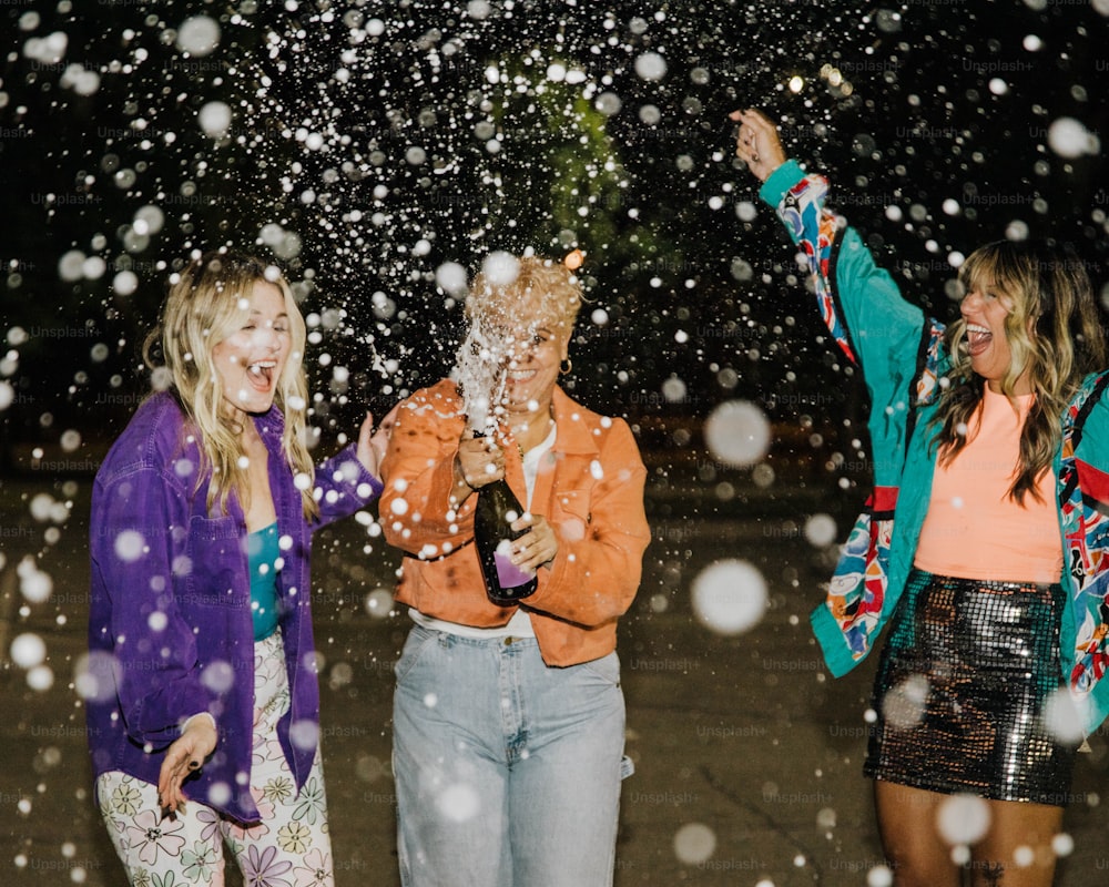 um grupo de mulheres ao lado uma da outra na neve