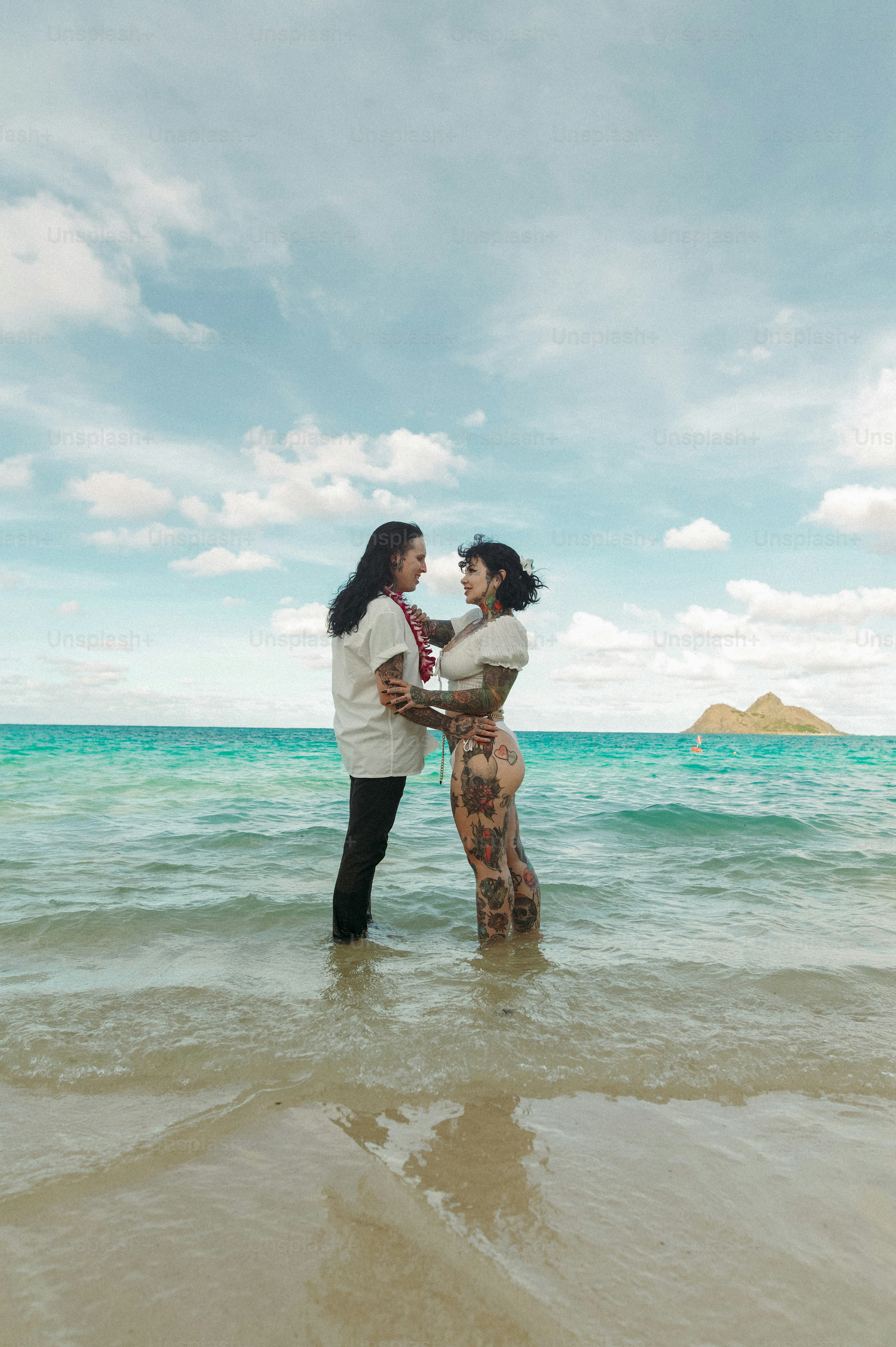 Ein paar Leute, die im Wasser stehen