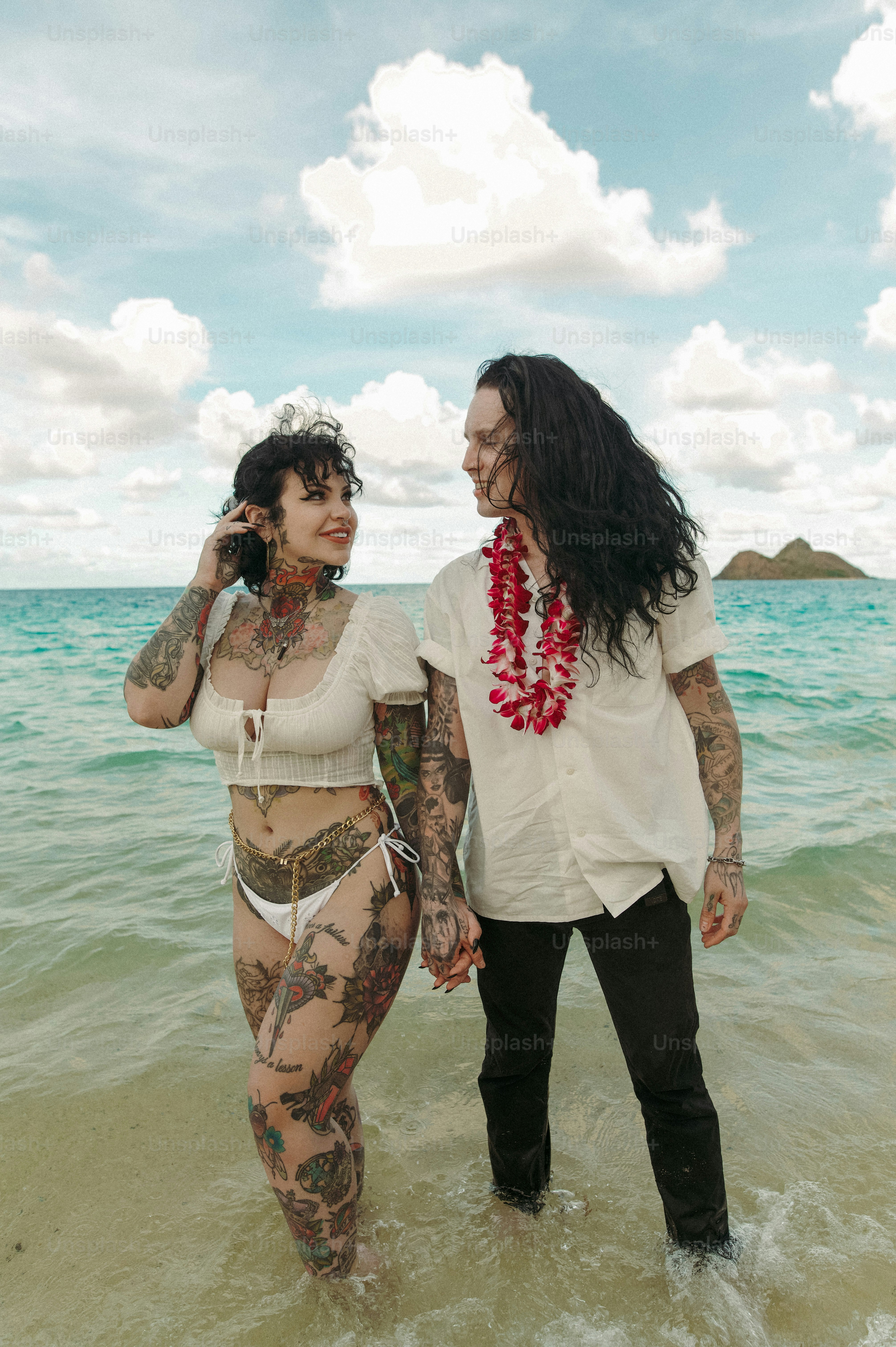 quelques personnes debout dans l’eau