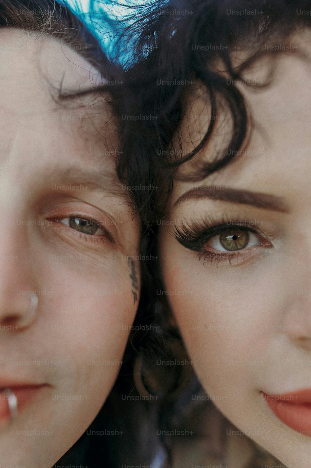 um close up de duas mulheres com tatuagens no rosto
