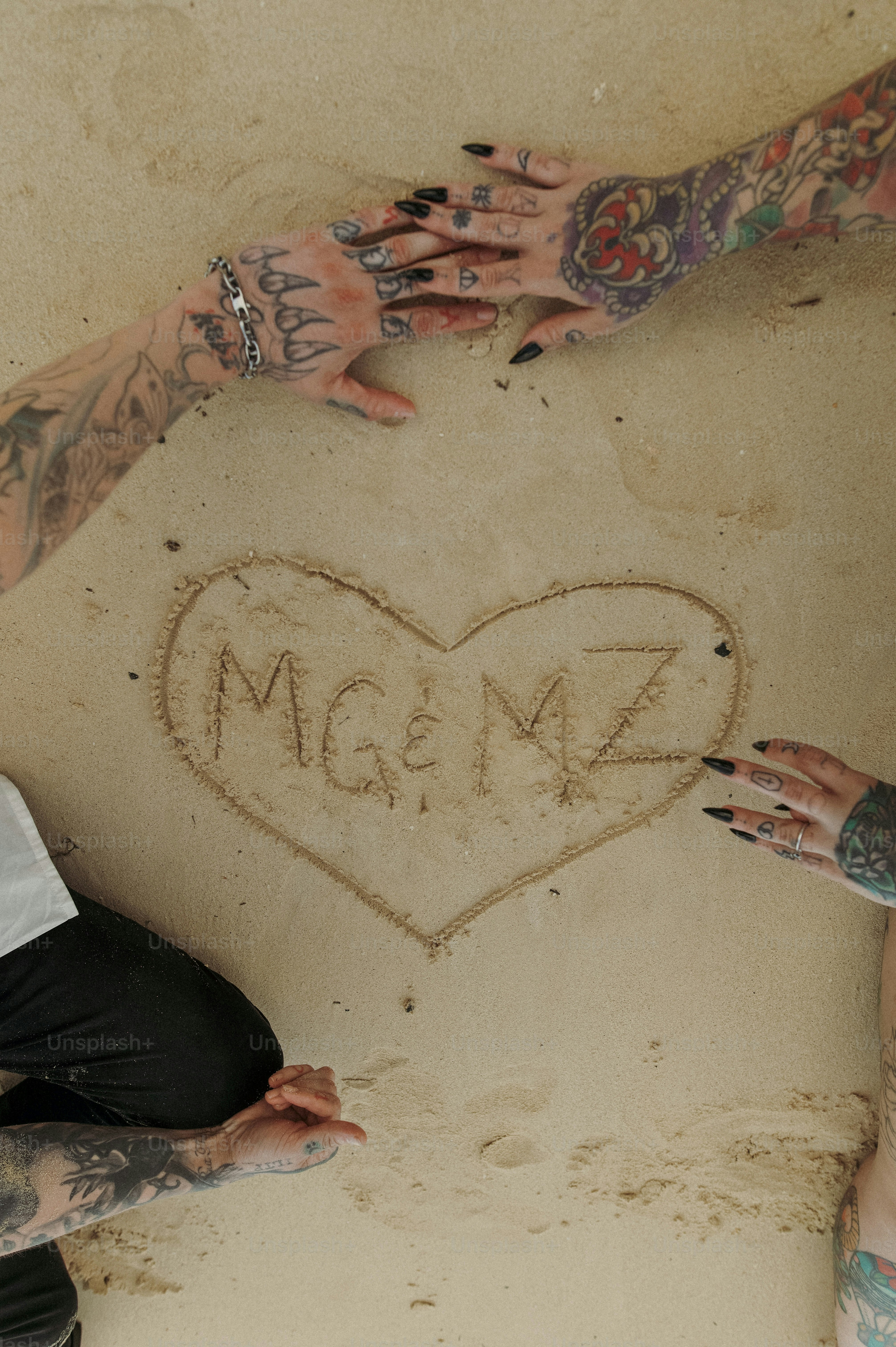 Foto zum Thema Ein paar Leute, die in den Sand schreiben Bild zu Mann