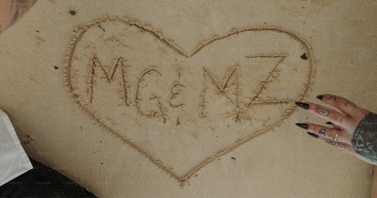 Foto zum Thema Ein paar Leute, die in den Sand schreiben Bild zu Mann