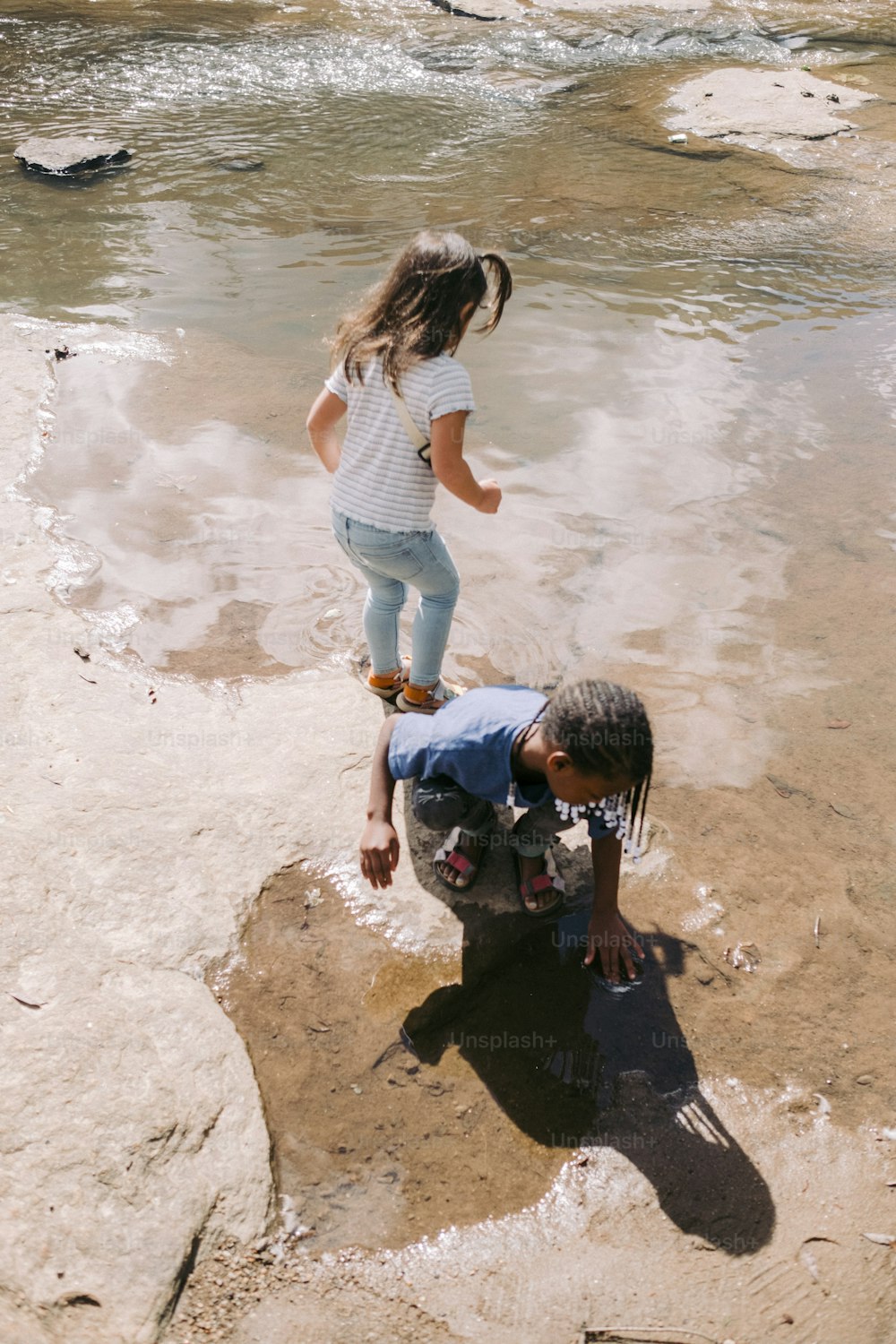 Una niña y un niño jugando en el agua