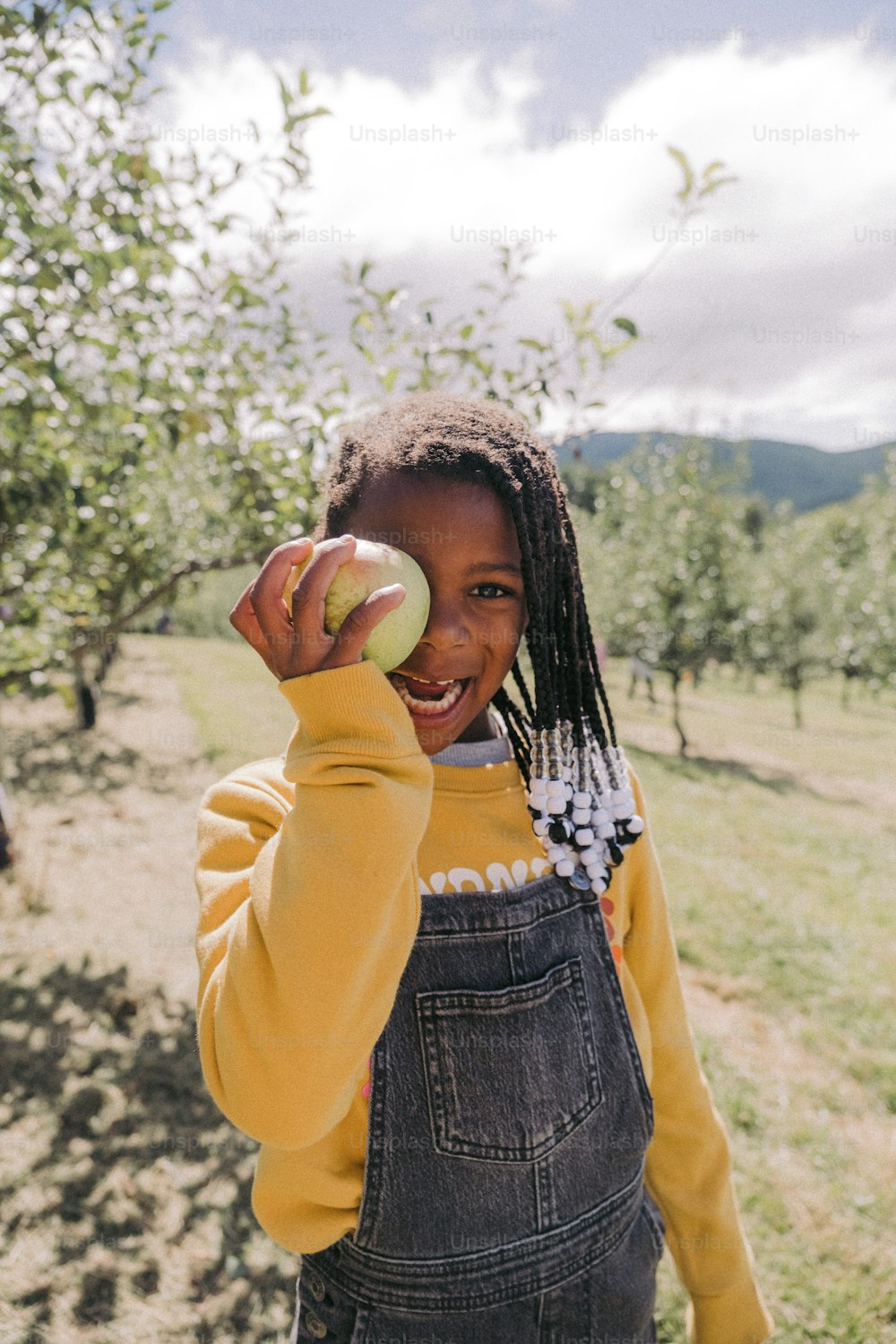 Una niña sosteniendo una manzana en la mano