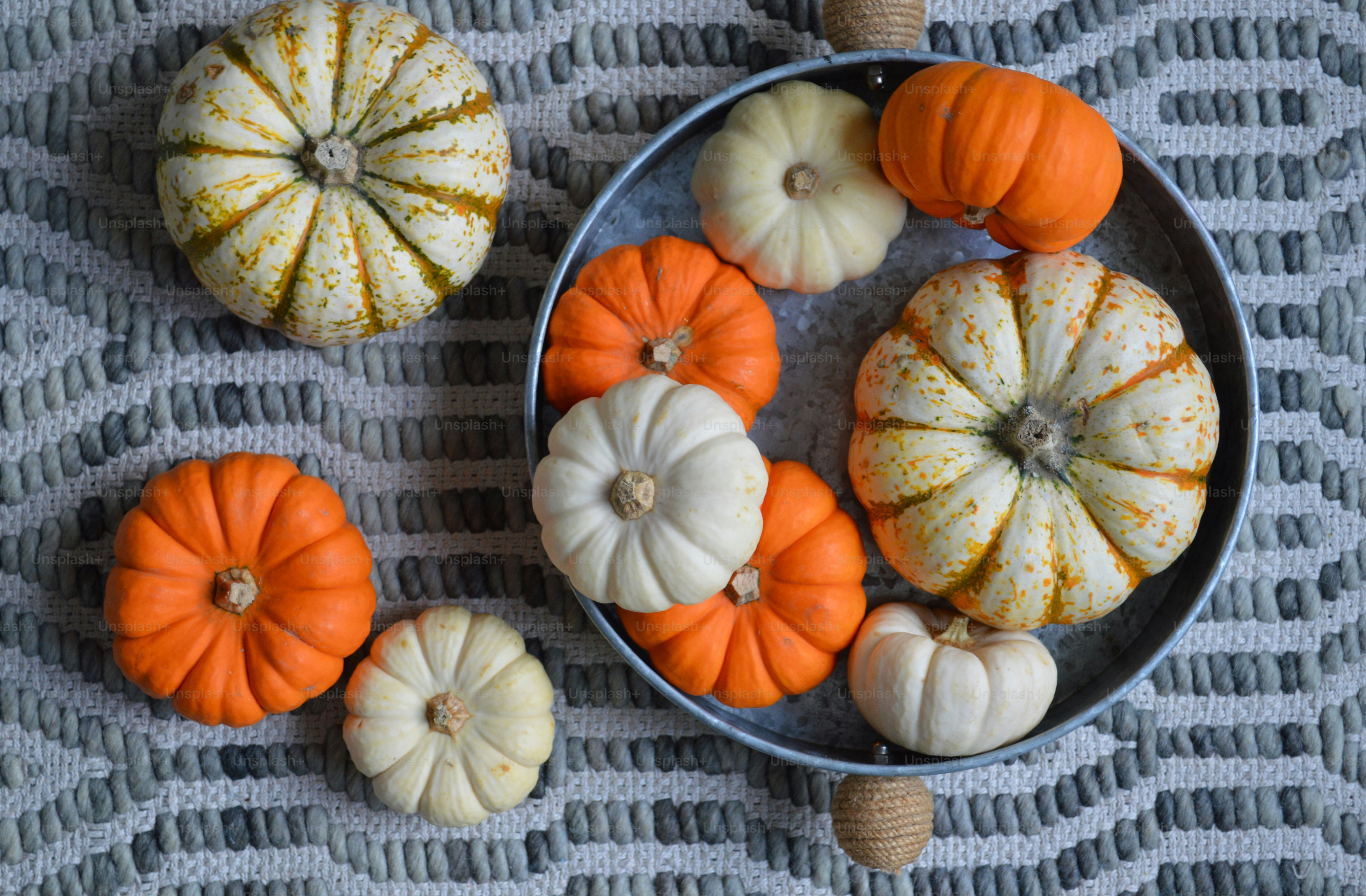 탁자 위의 그릇에 호박 한 다발이 앉아 있다