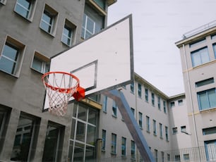 un canestro da basket davanti a un edificio